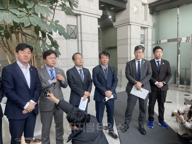 더불어민주당 소속 정무위원회 의원들이 10일 오전 서울 영등포구 금감원에서 삼부토건 주가조작 의혹 사건의 신속한 조사를 촉구하고 있다.